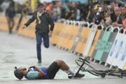 Fanúšik, ktorého spacifikoval policajt v závere 17. etapy Tour de France 2025.