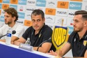 Športový riaditeľ DAC-u Jan Van Daele, hlavný tréner klubu Branislav Fodrek a zástupca kapitána Taras Kačaraba.