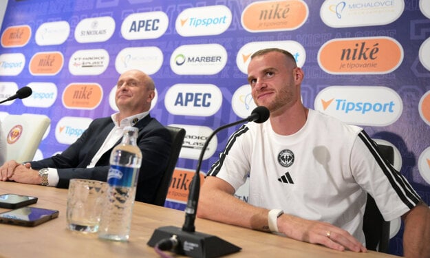 Manažér MFK Zemplín Michalovce Ivan Gondor a nová posila klubu Lukáš Pauschek. (zdroj: TASR)