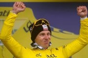 Tadej Pogačar v žltom drese po 18. etape na Tour de France 2025.