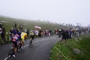 Cyklisti počas 18. etapy Tour de France 2025.