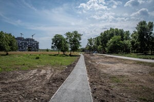 Zastávka Južné mesto a cesta k obytnému komplexu Slnečnice.