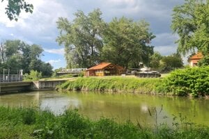 Ostrov pohybu, rok 2025 - vľavo vstup na ostrov, v strede altánok, tank a Dom bojovej slávy.