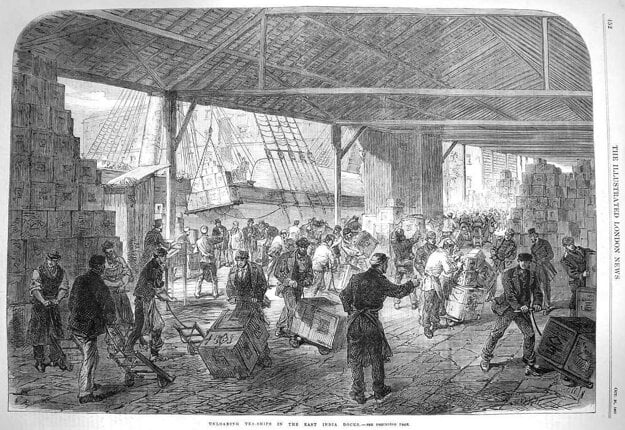 Nakladanie debien s čajom na loď vo východoindickom prístave, ilustrácia z roku 1867.  (zdroj: wikimedia.org)