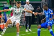 zľava Martin Regáli (Prešov) a Kelvin Ofori (Slovan)
