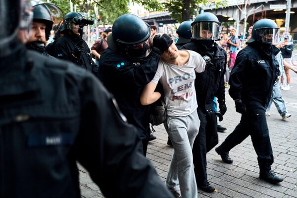 Zhromaždenie sa konalo na okraji pochodu Pride.