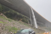 Najdlhší most na Slovensku, ktorý by mal ešte tento rok začať slúžiť vodičom, zaliala počas búrky voda.