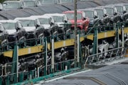 Automobily značky Volkswagena a Audi stoja naložené na stanici v Mníchove.