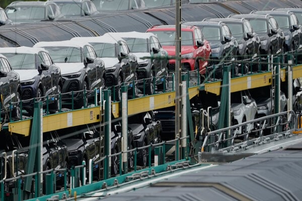Automobily značky Volkswagena a Audi stoja naložené na stanici v Mníchove.