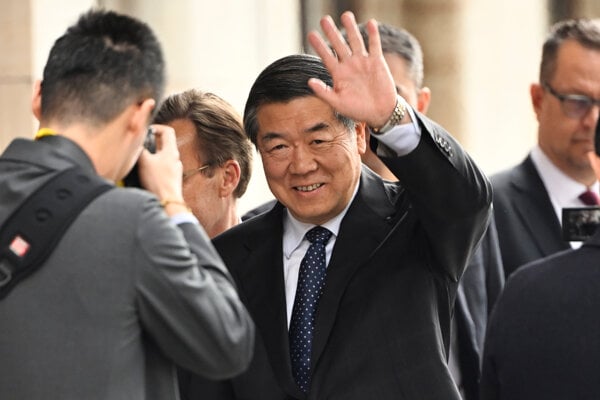 Čínsky vicepremiér Čche Li-feng po príchode na čínsko-americké obchodné rokovania do Štokholmu.