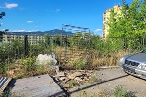Prírodný unikát medzi domami má milióny rokov. Dolu sú tabule o pamiatke, hore neporiadok a vraky
