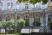 Oplotenie Veľvyslanectva Spojených štátov Amerických na Hviezdoslavovom námestí.