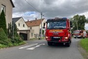 Na snímke hasičské autá jazdia v nemeckom meste Grimma