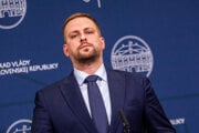 Minister zdravotníctva Kamil Šaško sľuboval transparentnosť a odbornosť. Výber záchraniek pritom vedie exmanažér z Tesca.
