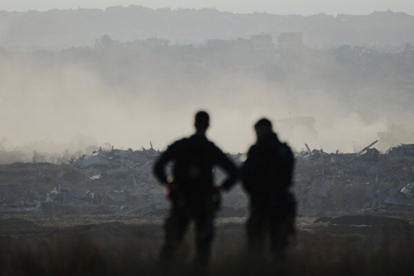 Izraelskí policajti sledujú sever Pásma Gazy.