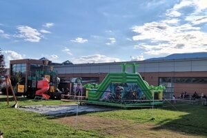 Skákací hrad a preliezačky pri obchodnom centre.
