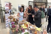 Diplomati ochutnali výrobky miestnych producentov.