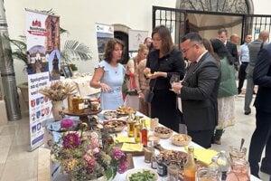 Diplomati ochutnali výrobky miestnych producentov.