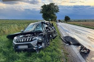 Z auta zostal po nehode iba vrak.
