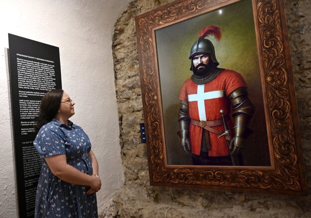 Riaditeľka múzea Stanislava Rovňáková v novej expozícii s názvom Rytier Albert a doba stredoveká. (zdroj: TASR)