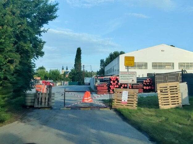 Areál firmy zo zadnej časti. Sú tam oznamy o zákaze prejazdu, inak vraj budú volať políciu. (zdroj: bh)