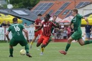 Futbalisti Bánovej (v červenom) otvorili novú sezónu najtesnejšou prehrou.