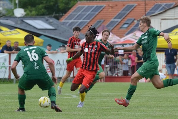 Futbalisti Bánovej (v červenom) otvorili novú sezónu najtesnejšou prehrou.