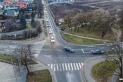Okružná križovatka pri Crow aréne sa mala rekonštruovať v auguste. Nič z toho zrejme nebude.