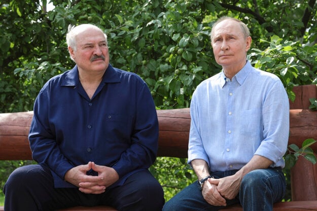 Bieloruský prezident Alexander Lukašenko a ruský prezident Vladimir Putin sa rozprávajú počas návštevy Valaamského kláštora na súostroví Valaam v Karelskej republike v Rusku v piatok 1. augusta 2025. (zdroj: SITA|AP)