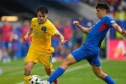 Mykola Šaparenko a Adam Obert v súboji o loptu v zápase Slovensko - Ukrajina v skupine E na EURO 2024 (ME vo futbale).