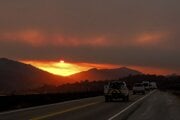 Horiaci porast v oblasti Los Padres National Forest severne od mesta Santa Barbara v Kalifornii. 