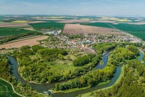 Pohľad z vtáčej perspektívy na obec Kalná nad Hronom.