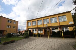 Škola investuje najmä do debarierizácie priestorov.