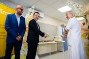 Zástupcovia spoločnosti Budimex a prednostka kliniky Irina Goljerová prestrihli pásku pri otvorení zmodernizovaných priestorov školy a škôlky v NÚDCH v Bratislave.