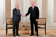 Azerbajdžanský prezident Ilham Alijev (vpravo) a arménsky premiér Nikol Pašinjan si podávajú ruky pred ich rozhovormi v Abú Zabí 10. júla 2025.
