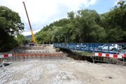 Pri obci Biely Potok v okrese Ružomberok prebiehajú stavebné práce na moste 057, ktorý bol v stavebno-technickom stave sedem, čo znamená v havarijnom stave. 