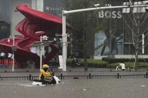 Zaplavená ulica v čínskom meste Čeng-žu v provincii Henan.