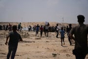 Palestínčania preberajú balíčky humanitárnej pomoci zo Spojených arabských emirátov po tom, čo boli letecky vysadené do Deir al-Balah v centrálnom pásme Gazy.