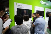 Vystavovateľ predstavuje návštevníkom v stánku spoločnosti Nvidia grafickú kartu Nvidia DGX Spark počas 3. medzinárodnej výstavy dodávateľského reťazca v čínskom Pekingu.