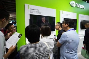Vystavovateľ predstavuje návštevníkom v stánku spoločnosti Nvidia grafickú kartu Nvidia DGX Spark počas 3. medzinárodnej výstavy dodávateľského reťazca v čínskom Pekingu.