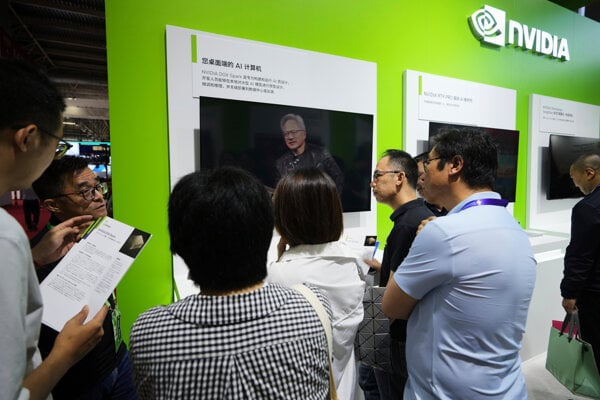 Vystavovateľ predstavuje návštevníkom v stánku spoločnosti Nvidia grafickú kartu Nvidia DGX Spark počas 3. medzinárodnej výstavy dodávateľského reťazca v čínskom Pekingu.