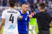 Kapitán Slovana Vladimír Weiss junior po červenej karte v zápase s Kajrat Almaty.
