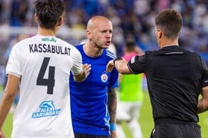 Weissovi juniorovi opäť praskli nervy. Kopol do súpera a polarizuje fanúšikov Slovana