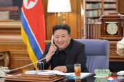 Severokórejský vodca Kim Čong-un telefonuje s ruským prezidentom Vladimirom Putinom v Severnej Kórei 12. augusta 2025. Kim a Putin sa počas utorkového telefonátu zaviazali posilniť vzájomnú spoluprácu, potvrdila v stredu severokórejská štátna tlačová agentúra KCNA.
