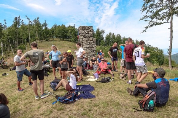 Pri pamätníku neznámeho vojaka pod Panošinou.