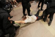 Srbská polícia zatýka jedného z demonštrantov.