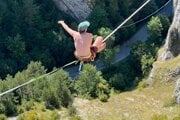 Kostolecká úžina, Adam kráča vo výške 150 metrov.