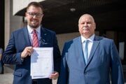 Poslanci parlamentu z Košíc Igor Šimko (Hlas) a Andrej Sitkár (Smer).