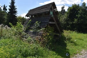 Prístrešok ako toaleta a kôš zároveň, chýbajúce tabule. Prejdete za hranicu a čaká vás iný svet
