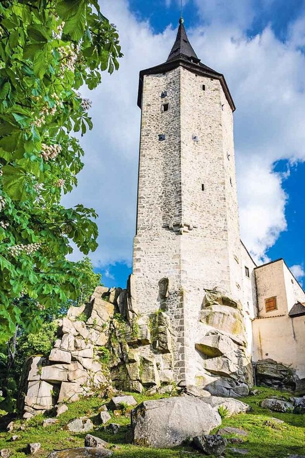 Sedemboká gotická veža hradu Roštejn akoby vyrastala priamo zo skaly (zdroj: autorka)